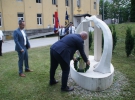 Župan g. Tine Radinja in podžupan g. Robert Strah položita venec na obeležje.