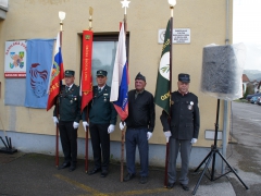 Od leve proti desni praporščaki; PO Gorenjske, OZVVS Škofja Loka, Združenje borcev za vrednote NOB Škofja Loka, Domoljubno društvo general Rudolf Maister Žiri