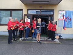 Tamburaško društvo Bisernica - veterani iz Reteč in povezovalka programa Barbara Jereb