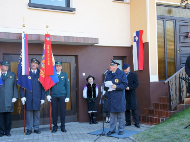 Predsednik društva SEVER Škofje Loke Brane Virant, slavnostni govornik, ob odkritju obeležja.